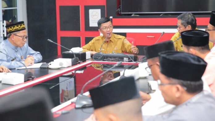 Penjabat (Pj) Wali Kota Tanjungpinang, Hasan, S.Sos dalam rapat koordinasi penataan kota Tanjungpinang bersama perangkat daerah terkait, di ruang Rapat Bappelitbang, Selasa (02/01). (Foto : abdi perdana - batamtv.com)