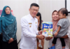 read news – Pj Wako Tanjungpinang Hasan Ajak Pola Hidup Sehat Pj Wali kota Tanjungpinang Hasan (kemeja putih) menyampaikan PKK adalah mitra yang memiliki beberapa program PKK dengan koordinasi Dinas Kesehatan. (Foto : dwi susilo - batamtv.com)