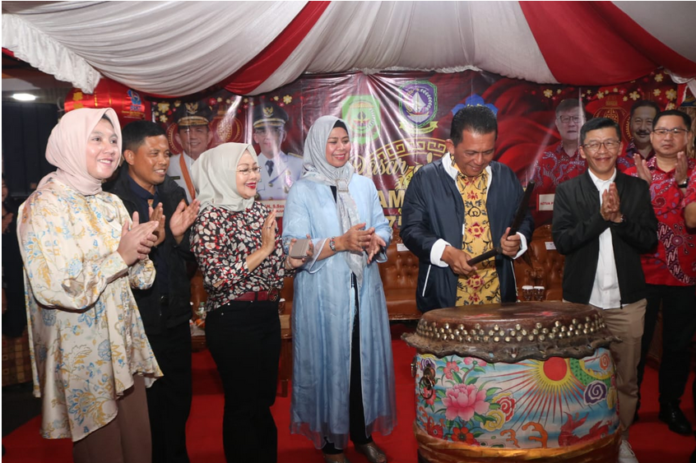 Gubernur Ansar saat membuka Bazar UMKM Imlek 2575/ 2024 di Jalan Merdeka Kelurahan Tanjungpinang Kota, Minggu (21/1/2024). Bazar diikuti 200 stand UMKM. Bazar tersebut telah di mulai sejak tanggal 12 Januari 2024 hingga 8 Februari 2024. (Foto : abdi perdana - batamtv.com)