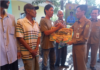 read news – Ibu Hamil di Tanjungpinang Dapat Bantuan Susu Pj Walikota Hasan (kanan) menyerahkan bantuan kepada 13 Bumil KEK dan 9 orang anak balita mendapatkan bantuan. Bantuan susu bagi anak Stunting dan juga bahan makanan serta susu bagi ibu hamil yang Kurang Energi Kronis (KEK) hanya untuk wilayah Tanjung Unggat. (Foto : dwi susilo - batamtv.com)