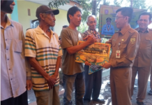 read news – Ibu Hamil di Tanjungpinang Dapat Bantuan Susu Pj Walikota Hasan (kanan) menyerahkan bantuan kepada 13 Bumil KEK dan 9 orang anak balita mendapatkan bantuan. Bantuan susu bagi anak Stunting dan juga bahan makanan serta susu bagi ibu hamil yang Kurang Energi Kronis (KEK) hanya untuk wilayah Tanjung Unggat. (Foto : dwi susilo - batamtv.com)