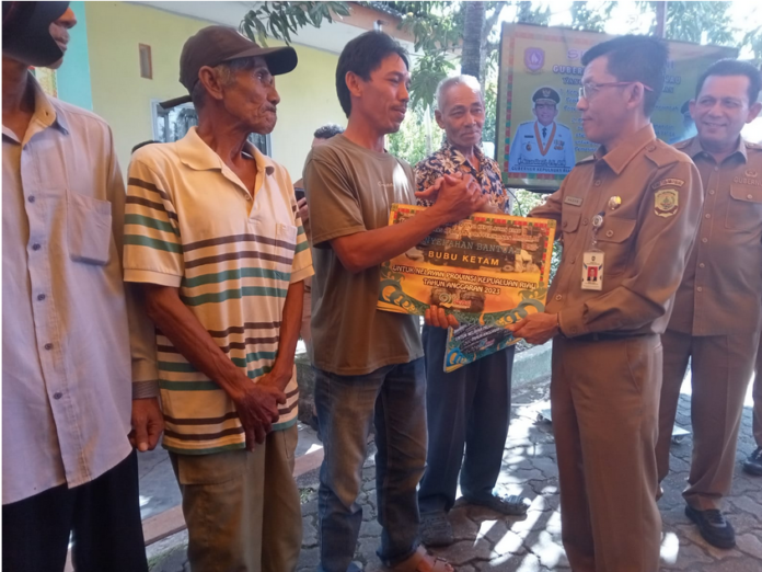 Pj Walikota Hasan (kanan) menyerahkan bantuan kepada  13 Bumil KEK dan 9 orang anak balita mendapatkan bantuan. Bantuan susu bagi anak Stunting dan juga bahan makanan serta susu bagi ibu hamil yang Kurang Energi Kronis (KEK) hanya untuk wilayah Tanjung Unggat. (Foto : dwi susilo - batamtv.com)
