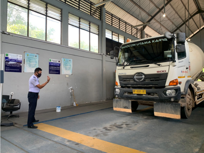 (Foto : abdi perdana - batamtv.com) Kesadaran masyarakat untuk melakukan uji kelayakan kendaraan atau uji kir dinilai rendah . Tercatat selama 2023 lalu, persentase kendaraan yang melakukan uji kir hanya 20 persen dari jumlah kendaraan yang seharusnya sekitar 4.700 kendaraan. (Foto : abdi perdana - batamtv.com)