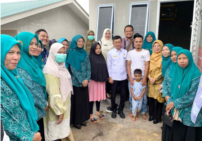 Pj Wali Kota Tanjungpinang, Hasan, (tengah kemeja putih) mengatakan peninjauan itu masih dalam rangkaian penanganan stunting melalui Dana Insentif Daerah (DID) di akhir tahun lalu. Bantuan yang telah diberikan itu harus dimonitoring. (Dwi Susilo - batatv.com)