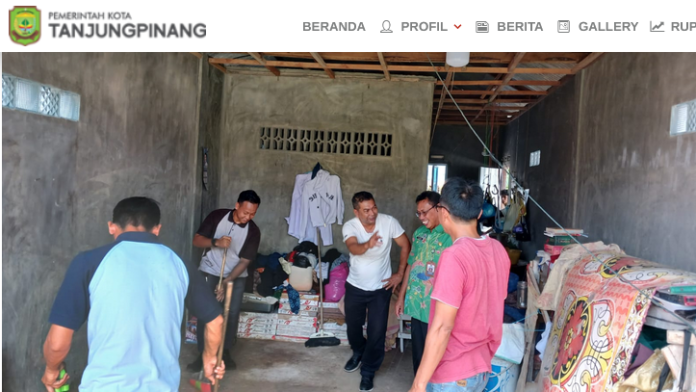 Kepala DP3APM Kota Tanjungpinang, Rustam (kanan kemeja hijau) menyampaikan pihaknya memberikan pendampingan  memberi dukungan dan motivasi kepada anak yang rentan drop out dari sekolah berdasarkan laporan yang diterima. (Fotro: dwi susillo - batamtv.com)