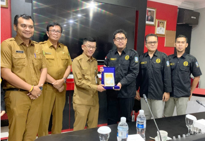 Penjabat (Pj) Wali Kota Tanjungpinang, Hasan (ketiga dari kiri) mengadakan pertemuan dengan Badan Penyelesaian Sengketa Konsumen (BPSK) Kota Tanjungpinang. (Foto : dwi susilo - batamtv.com)
