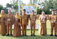 read news – Pj Wako Hasan Serahkan Kontrak Kerja PTT Penyerahan secara simbolis dilakukan oleh Penjabat (Pj.) Wali Kota Tanjungpinang, Hasan, dalam apel pagi bersama seluruh PTT, di halaman kantor wali kota Tanjungpinang Hasan (ketiga dari kanan) , Senin (29/1/2024). (Foto : abdi perdana - batamtv.com)