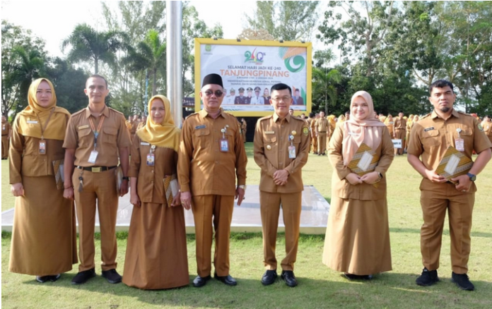 Penyerahan secara simbolis dilakukan oleh Penjabat (Pj.) Wali Kota Tanjungpinang, Hasan, dalam apel pagi bersama seluruh PTT, di halaman kantor wali kota Tanjungpinang Hasan (ketiga dari kanan) , Senin (29/1/2024). (Foto : abdi perdana - batamtv.com)