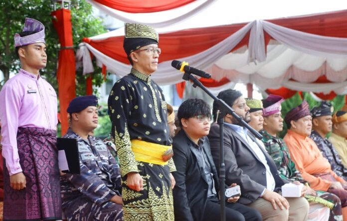 Penjabat (Pj) Wali Kota Tanjungpinang, Hasan, S.Sos menjadi pembina  dalam upacara peringatan Hari Jadi ke-240 Kota Tanjungpinang, di halaman kantor wali kota, Sabtu (6/1/2024). (Foto : dwi susilo - batamtv.com)