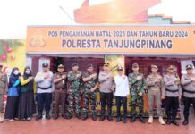 read news – Pj Walikota Hasan Lihat Langsung Pengamanan selama Liburan Tahun Baru Pj Wali Kota Hasan bersama Kapolresta Tanjungpinang serta unsur Forkopimda lainnya melakukan pengecekan Pos Pengamanan serta Pos Terpadu diantaranya di pospam Jalan Wiratno (Depan Mall Ramayana), Pos Terpadu Pelabuhan Sri Bintan Pura, serta Pos Pengamanan Jalan Brigjen Katamso. (Foto : abdi perdana - batamtv.com)