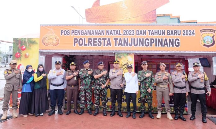 Pj Wali Kota Hasan bersama Kapolresta Tanjungpinang serta unsur Forkopimda lainnya melakukan pengecekan Pos Pengamanan serta Pos Terpadu diantaranya di pospam Jalan Wiratno (Depan Mall Ramayana), Pos Terpadu Pelabuhan Sri Bintan Pura, serta Pos Pengamanan Jalan Brigjen Katamso. (Foto : abdi perdana - batamtv.com)