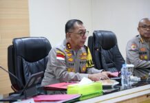 read news – Kapolda Pimpin Commander Wish Kapolda Kepri Kapolda Kepri Irjen Pol Yan Fitri Halimansyah pimpin kegiatan rapat terkait “COMMANDER WISH KAPOLDA KEPRI” yang turut dihadiri oleh Wakapolda Kepri Brigjen Pol Asep Safrudin, Irwasda Polda Kepri, dan Pejabat Utama Polda Kepri yang dilaksanakan di Rupatama Polda Kepri, Selasa (2/1/24). (Foto abyaqsa ramadan - batamtv.com)
