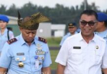 read news – Bupati Natuna Sambut Panglima Komando Operasi Udara I Dalam rangka menyambut kedatangan Komandan Koopsud I, Bupati Natuna Wan Siswandi (kanan) bersama Forkopimda Natuna sambut kedatangan Pangkoopsud I Marsekal Muda TNI Mohammad Nurdin beserta rombongan di Lanud Raden Sadjad, Natuna. Rabu, 10/01/2024. (Foto : abdi perdana - batamtv.com)