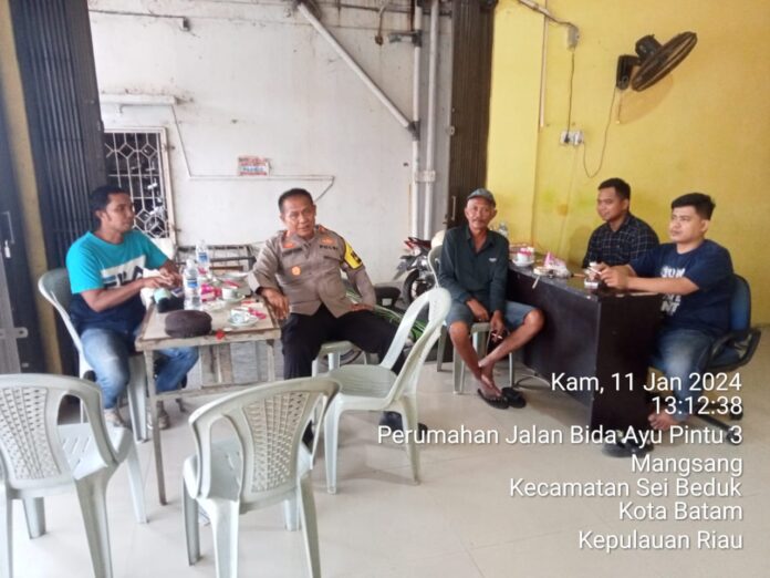Kapolsek Sungai Beduk AKP Syarifuddin juga menyampaikan pesan pesan Kamtibmas agar selalu meningkatkan kewaspadaan antisipasi kejahatan. (Foto : abyaqsa ramadan - batamtv.com)