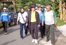 read news – Goro Bersama sembari Senam, Hasan: Rekatkan Silaturahmi POj Walikota Tanjungpinang Hasan mengapresiasi pelaksanaan gotong royong yang diinisiasi oleh warga, sebab kegiatan itu adalah bentuk kesadaran dari masyarakat dalam menjaga kebersihan lingkungan.(Foto : abdi perdana - batamtv.com)