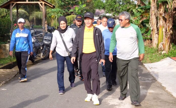 POj Walikota Tanjungpinang Hasan mengapresiasi pelaksanaan gotong royong yang diinisiasi oleh warga, sebab kegiatan itu adalah bentuk kesadaran dari masyarakat dalam menjaga kebersihan lingkungan.(Foto : abdi perdana - batamtv.com)