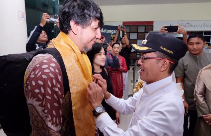 Pemko Tanjungpinang menyambut kunjungan wisatawan domestik yang berkunjung ke Tanjungpinang melalui Bandara Raja Haji Fisabilillah (RHF), Senin (1/1/2024). Penyambutan wisatawan nusantara (wisnus) itu dihadiri langsung oleh Pj Wali Kota Tanjungpinang, Hasan,S.Sos (kanan) dan didampingi oleh sejumlah Kepala OPD. (Foto : dwi susilo - batamtv.com)