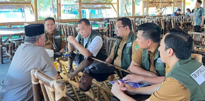 Kepala  Badan Pendapatan Daerah (Bapenda) Kota Batam Raja Azmansyah (kemeja putih berompi) , menegaskan bahwa penunggak pajak tersebut sudah lebih dari tiga bulan belum membayar kewajibannya. Untuk hari ini, setidaknya ada tiga objek pajak yang didatangi; Bandoeng Resto, Martabak Har Jodoh, dan Maharaja Indian Resto. (Foto : muhammad amin - batamt.com)v