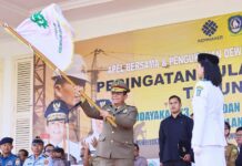 read news – Amanat Gubernur Kepri dalam Menjaga Keselamatan Bekerja Gubernur Kepri Ansar Ahmad (seragam PDU) membacakan sambutan Menteri Tenaga Kerja RI, Ida Fauziyah, yang menggarisbawahi tema 'Budayakan K3, Sehat dan Selamat dalam Bekerja, Terjaga Keberlangsungan Usaha'. (Foto : dwi susilo - batamtv.com)