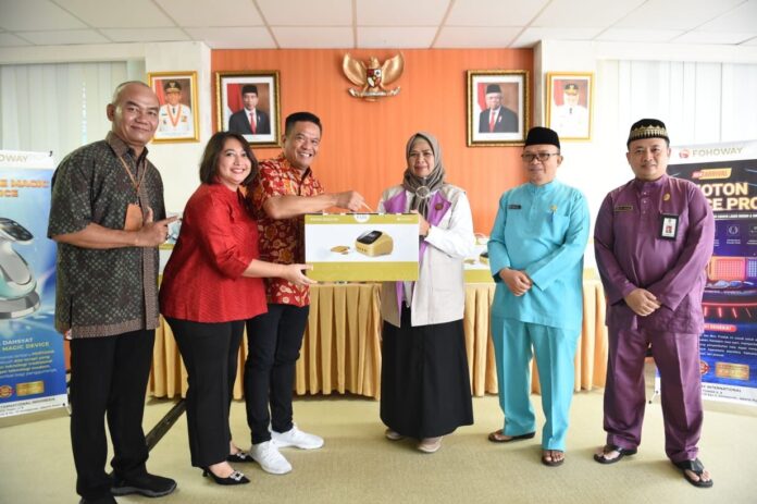 Ketua Yayasan Kanker Indonesia (YKI) Provinsi Kepulauan Riau Hj. Dewi Kumalasari Ansar menghadiri kegiatan yang bertujuan salah satunya untuk mendukung kemajuan teknologi kesehatan di Indonesia khususnya di Kepulauan Riau. (Foto : dwi susilo - batamtv.com)