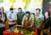 read news – Menteri Agama RI Tandatangani Prasasti Peresmian Pagoda Sata-Sahasra Buddha Menteri Agama RI Yaqut Cholil Qoumas (berbaju batik) menandatangani prasasti peresmian pagoda yang telah diresmikan sejak 8 Juli 2023 yang lalu. (Foto : dwi susilo - batamtv.com)