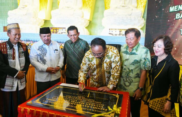 Menteri Agama RI Yaqut Cholil Qoumas (berbaju batik) menandatangani prasasti peresmian pagoda yang telah diresmikan sejak 8 Juli 2023 yang lalu. (Foto : dwi susilo - batamtv.com)