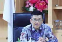 read news – Hasan Apresiasi Forkompimda dan Warga Kompak Gotong Royong Pj. Walikota Tanjungpinang, Hasan yang juga turut serta dalam kegiatan gotong royong, menyampaikan apresiasi dan terima kasih kepada jajaran Forkopimda dan TNI-Polri yang memberikan dukungan penuh dalam melaksanakan gotong royong ini . (Foto : abdi perdana - batamtv.com)