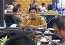 read news – Bantuan kepada Kelompok Nelayan di Bintan Dievaluasi Bupati Bintan Roby Kurniawan mengungkapkan, meskipun pembangunan terbatas, pemerintah daerah tetap memberikan perhatian yang langsung bersentuhan dengan masyarakat. Dan memberikan kontribusi bagi pertumbuhan ekonomi. serta peningkatan kesejahteraan. Seperti sektor perikanan. (Foto : abdi perdana - batamtv.com)