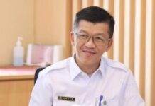 read news – Hasan: Budaya Tionghoa Cukup Khas untuk Tingkatkan Pariwisata Tanjungpinang Pj Wali kota Tanjungpinang Hasan menghadiri pembukaan Bazar UMKM Imlek 2575/ 2024 di Jalan Merdeka Kelurahan Tanjungpinang Kota, Minggu (21/1/2024) mengatakan nilai-nilai budaya Tionghoa cukup khas dan memiliki potensi yang besar bagi perkembangan pariwisata di Kota Tanjungpinang. (Foto : dwi susilo - batamtv.com)