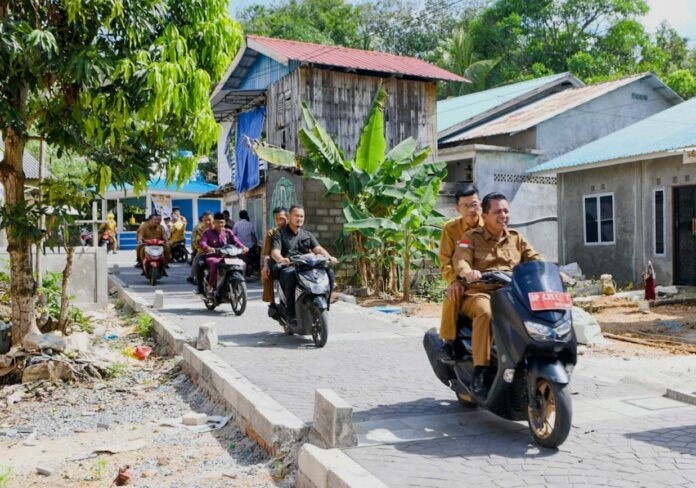 Gubernur Kepulauan Riau H. Ansar Ahmad didampingi PJ Walikota Tanjungpinang Hasan melakukan kunjungan ke Pulau Penyengat, Selasa (2/1) untuk meninjau kemajuan proyek revitalisasi yang telah berjalan selama tahun 2023. (Foto : dwi susilo - batamtv.com)