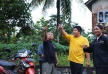 read news – Bupati Bintan Sidak Lokasi Bencana Akibat Hujan Lebat Bupati Bintan roby Kurniawan (kaus kuning) saat melihat langsung lokas bencana akibat hujan deras . (Foto : abdi perdana - batamtv.com)
