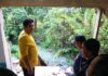 read news – Diguyur Hujan Terus Menerus, Sejumlah Lokasi di Bintan Terendam Banjir Bupati Bintan Roby Kurniawan saat mengecek lokasi banjir yang menghantam rumah warga. (Foto : abdi perdana - batamtv.com)