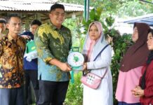 read news Bupati Roby Kurniawan Serahkan Alat Timbangan Analog Bupati Bintan Roby Kurniawan (batik kuning hijau) saat menyerahkan timbangan analog . (Foto : abdi perdana - batamtv.com)