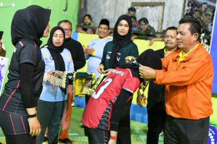 Gubernur Ansar (kanan) yang resmi menutup Kejuaraan  Jum’at (26/01) malam menyampaikan selain pembangunan fisik, pembangunan jasmani yang sehat juga menjadi fokus pemerintah.(Foto : dwi susilo - batamtv.com)