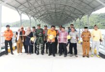 read news – Gubernur Kepri Resmikan Bangunan Pelabuhan Pengumpan Regional Kuala Maras, Jemaja Sejumlah proyek strategis di Kecamatan Jemaja, Kabupaten Kepulauan Anambas diresmikan gubernur Kepri Ansar Ahmad (tengah pegang gunting) (Foto : abdi perdana - batamtv.com),