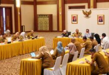 read news – Adi Prihantara Pimpin Rapat Sinkronisasi Progja TPID dengan Karakteristik Daerah Setdapov Kepri adi Prihantara saat memimpin rapat singkronisasi. (Foto : abdi perdana - batamtv.com)