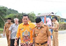 read news – Gubernur Kepri Ansar Ahmad Resmikan Jalan Letung – Kuala Maras di Kepulauan Anambas Gubernur Kepulauan Riau H. Ansar Ahmad, meresmikan jalan yang ada di Kepulauan Anambas , Senin (15/1). (Foto : abdi perdana - batamtv.com)
