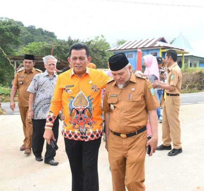 Gubernur Kepulauan Riau H. Ansar Ahmad, meresmikan jalan yang ada di Kepulauan Anambas , Senin (15/1).  (Foto : abdi perdana - batamtv.com)