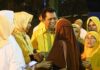 read news – Gubernur Kepri Sapa Warga Teluk Sebong Bintan Gubernur Kepri Ansar Ahmad (baju kuning saat bersilaturahmi dengan warga Teluk Sebong Bintan . (Foto : abdi perdana - batamtv.com_)