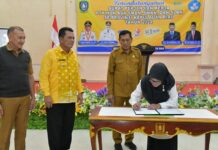 read news – Gubernur Ansar Hadiri Penandatanganan SPK 2024 di Natuna Gubernur Kepri Ansar Ahmad (kedua dari kiri) saksikan penandatanganan PTK non ASN Natuna . (Foto: abdi perdana - batamtv.com)