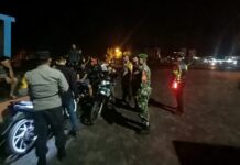 read news – Nongkrong di Tepi Jalan, Belasan Remaja di Tanjungpinang Diperiksa Piluhan petugas dari Polres Bintan dan Polsek jajaran bersama TNI mendapati remaja yang sedang nongkrong, Sabtu (6/1/2024) malam. (Foto : abdi perdana - batamtv.com)