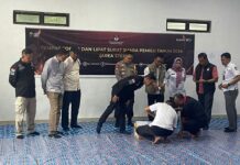 read news- Pelipatan Surat Suara Pemilu 2024 Mulai Digelar di Kantor KPU Kapolres memantau proses sortir dan pelipatan surat suara Pemilu 2024 di Kantor KPU Bintan, Kamis (4/1/2024). Dia juga mengecek kesiapan personel yang melakukan pengamanan Kantor KPU Bintan yang mengawal kegiatan pelipatan surat suara Pemilu 2024 tersebut.. (Foto : abdi perdana - batamtv.com -)
