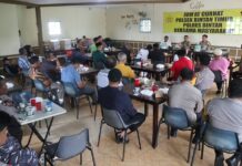 read news – Warga Bintan Apresiasi Penugasan Polisi RW buat Polres Bintan Kepolres Bintan AKBP Riki Iswoyo saat menjumpai warga dalam Jumat Curhat di Bintan. (Foto : abdi perdana - batmatv.com)