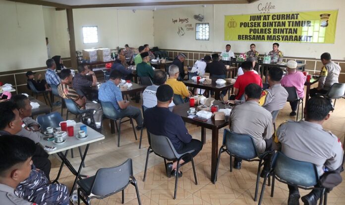 Kepolres Bintan AKBP Riki Iswoyo saat menjumpai warga dalam Jumat Curhat di Bintan. (Foto : abdi perdana - batmatv.com)