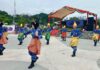 read news – Warga Tanjungpinang Terpukau Sajian Flashmob Prajurit RHF Acara yang berlangsung ini dihiasi pertunjukkan flashmob yang mengesankan dari prajurit Lanud Raja Haji Fisabilillah (RHF) Tanjungpinang. (Foto : abdi perdana - batamtv.com)