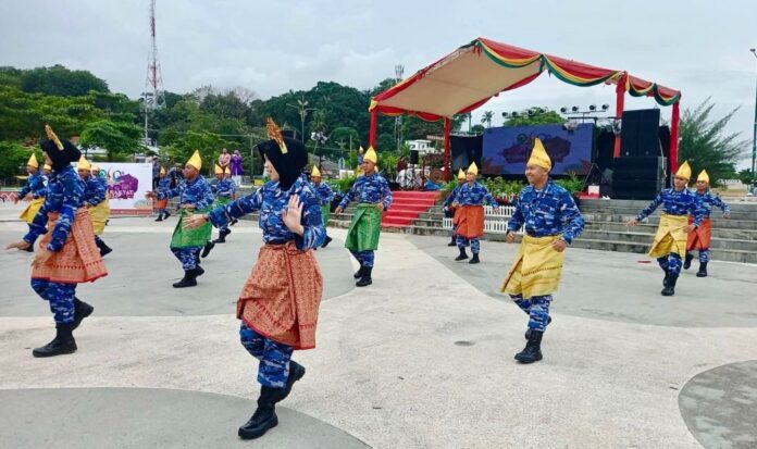 Acara yang berlangsung ini dihiasi pertunjukkan flashmob yang mengesankan dari prajurit Lanud Raja Haji Fisabilillah (RHF) Tanjungpinang. (Foto : abdi perdana - batamtv.com)
