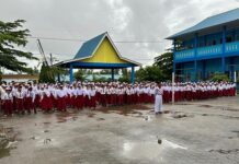 read news- Murid SD Diajak jadi Pelopor Keselamatan Berlalu Lintas Siswa SD Negeri 004 Toapaya mendengarkan amanat tentang menjadi pelopor keselamatan berlalu lintas dari personel Satlantas Polres Bintan, Senin (15/1/2024) pagi. (Foto : abdi perdana - batamtv.com -)