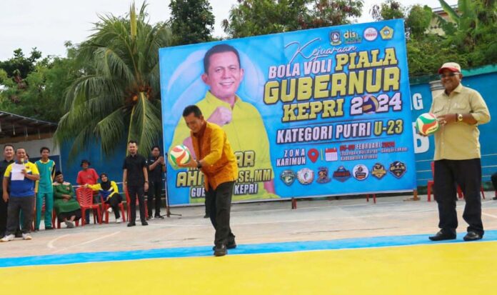 Gubernur Ansar Ahmad didampingi oleh Bupati Karimun Aunur Rafiq melakukan servis bola pertama sebagai tanda dimulainya kejuaraan  Gubernur Cup Bola Voli Kategori Putri U-23 Zona Kabupaten Karimun Tahun 2024 . (Foto : abdi perdana - batamtv.com)
