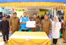 read news – Warga di Desa Dendun Nikmati Listrik 24 Jam Bupati Bintan Roby Kurniawan (kedua dari kiri) menyampaikan apresiasi serta rasa terimakasih seluruh masyarakat Bintan khususnya Desa Dendun. Roby percaya, pemerataan pembangunan di segala sektor akan dapat selalu terwujud dengan sinergitas yang selalu terbangun. (Foto : abdi perdana - batamtv.com)