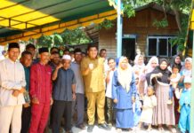 read news – Warga Desa Dendun Terima Bantuan Beras Bupati Bintan, Roby Kurniawan (tengah baju PNS) langsung mendampingi Gubernur Kepulauan Riau menyerahkan bantuan beras di Desa Dendun Kabupaten Bintan. (Foto : abdi perdana - batamtv.com )